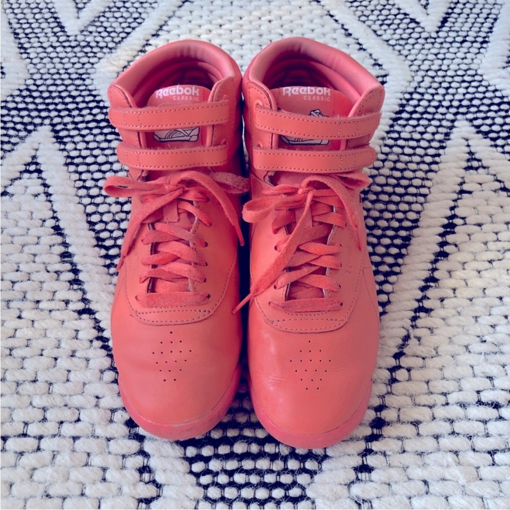 Reebok Classic hightop sz 9 Coral
